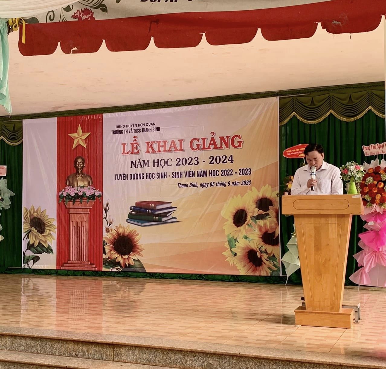 Ông Lê Đình Vân - CT.UBND xã đến dự buổi lễ khai giảng năm học tại trường tiểu học và trung học cơ sở Thanh Bình